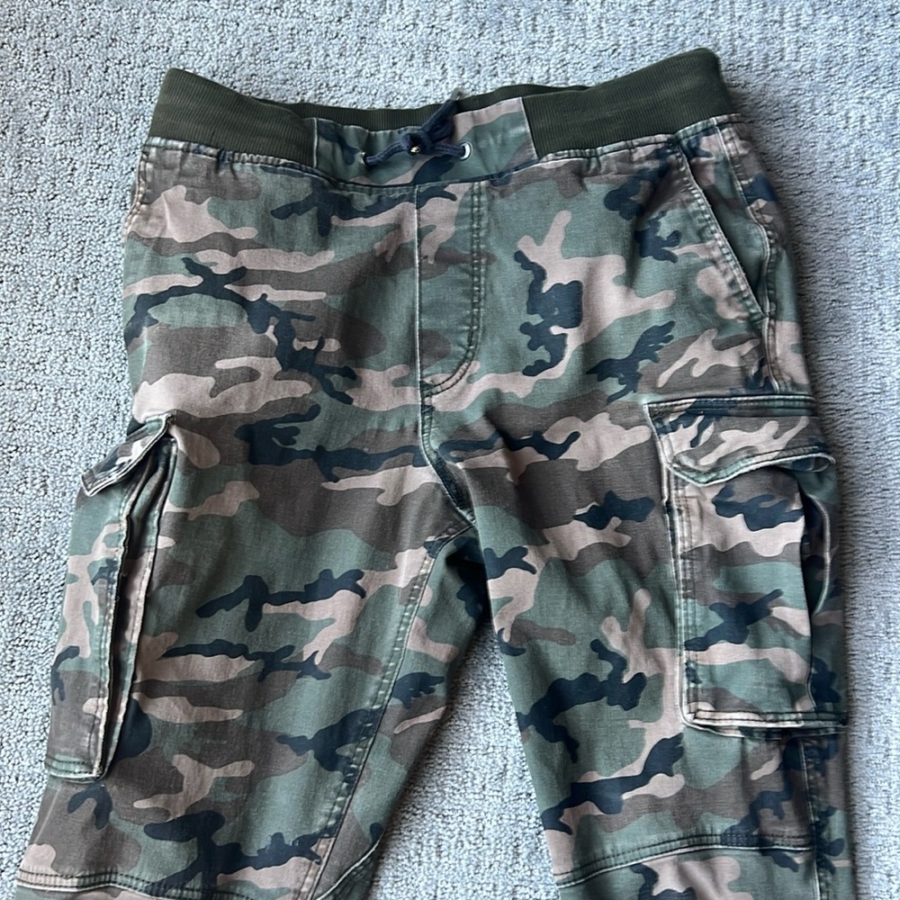 H&M divided joggers camo size is XS